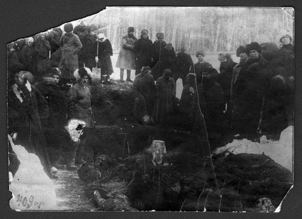 Раскопки могилы, в которой погребены жертвы колчаковских репрессий марта 1919 года, Томск, 1920 г.