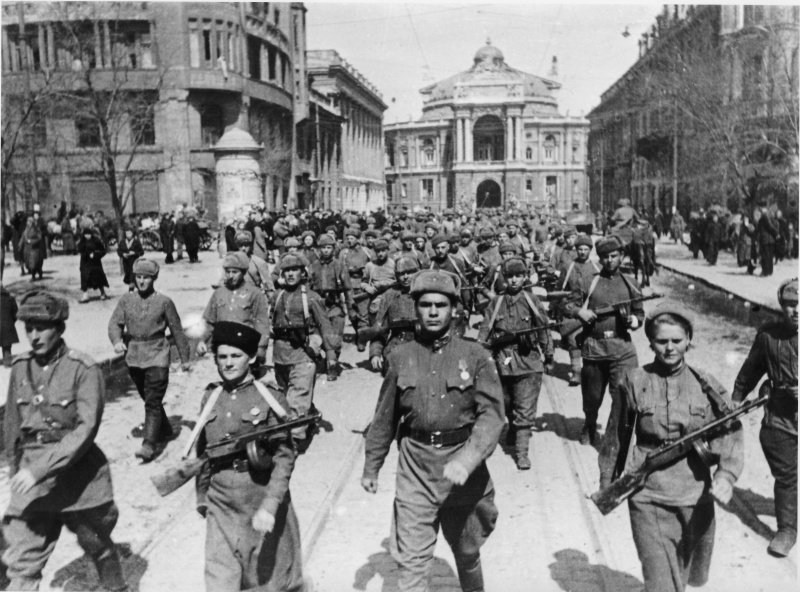 Советские войска вступают в освобожденную Одессу