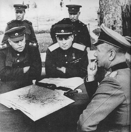 Генерал Черняховский участвует в допросе пленного немецкого генерала