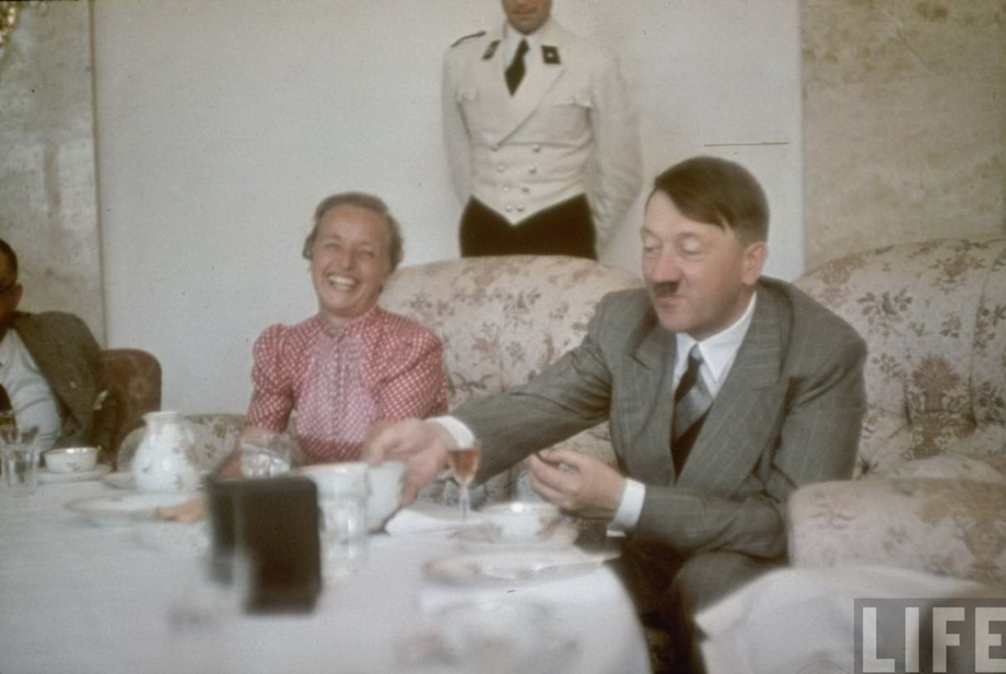 Гитлер с гостями за столом в своей резиденции в Оберзальцберге. 1939 г.