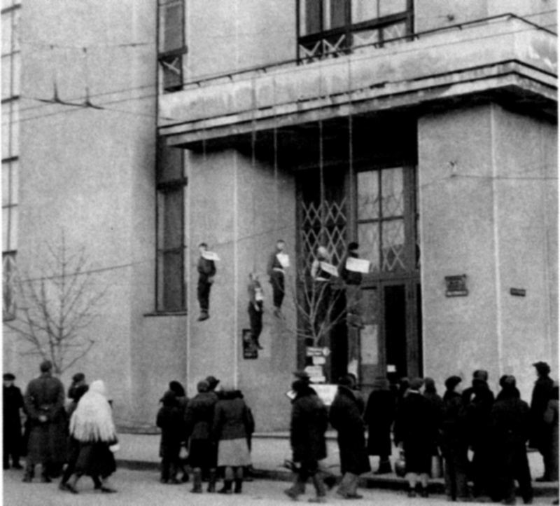 Повешенные в Харькове на балконе административного здания советские партизаны