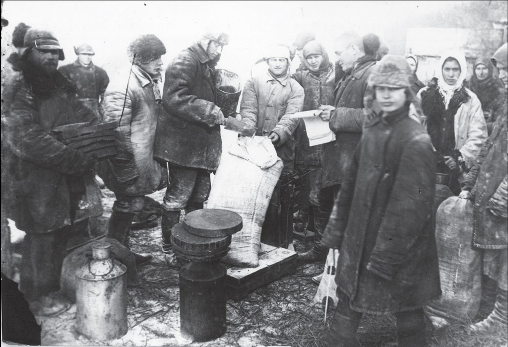 Колхоз. Выдача хлеба на трудодни. Украина, с.Удачное, 1932