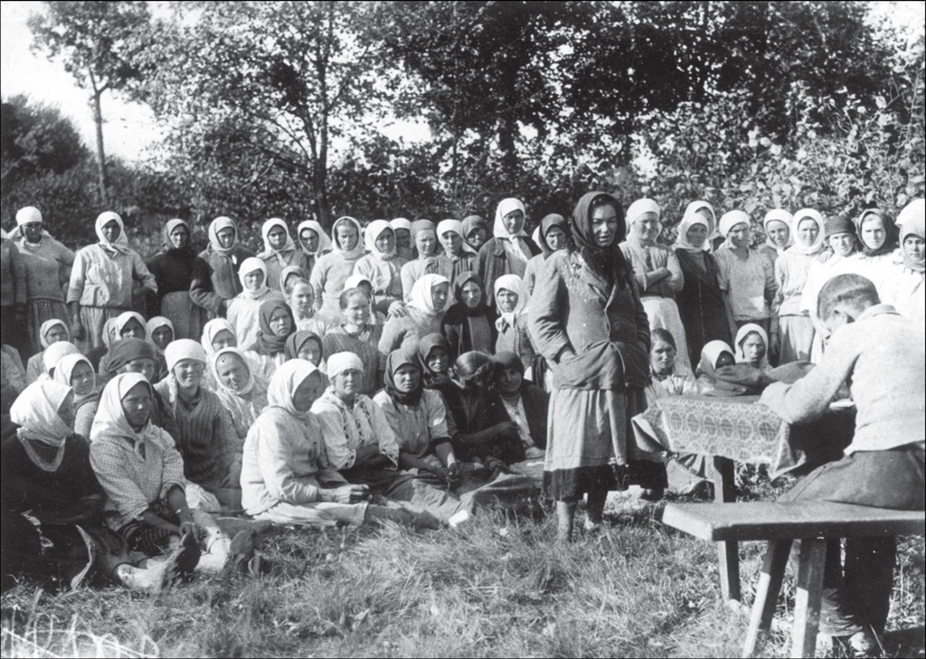 Товарищеский суд над симулянтков в колхозе. Украина, Киевская обл. 1933