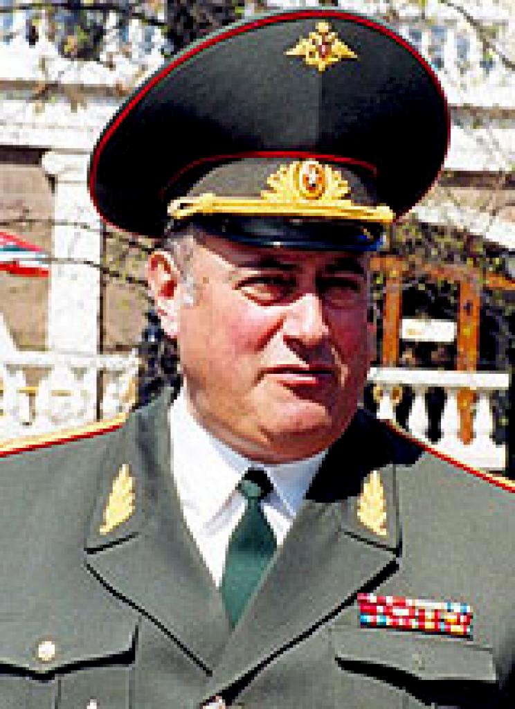 Денисов 1993. Комендант Москвы генерал лейтенант.