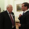За какие "исключительные" заслуги и перед кем Дмитрий Медведев наградил в 2011 году Горбачева орденом Андрея Первозванного?