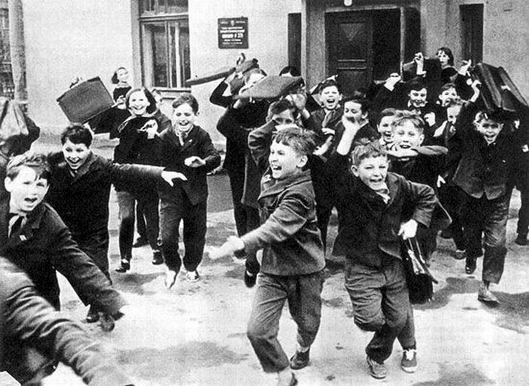 Советские школьники. Советские дети в школе. Счастливое советское детство. Советские школьники на перемене. Хулиганы ссср